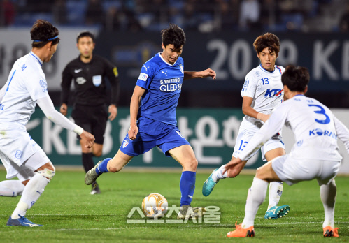 [포토]수원 삼성 이종성, 선택은 과감한 드리블 돌파