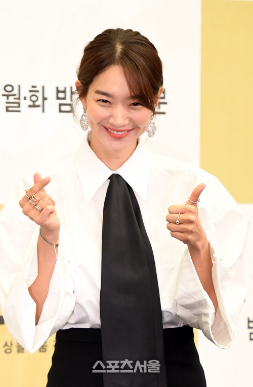 [포토]신민아, 하트와 엄지척을 동시에!