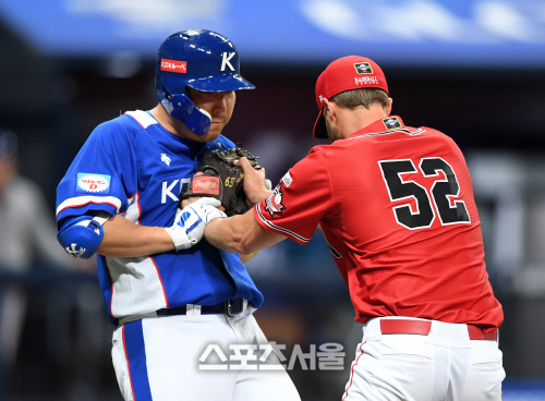 [포토]김현수의 가슴을 향한 캐나다의 강한 태그