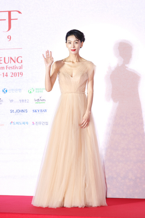 김서형, 강릉국제영화제 오프닝 연 스타…여배우의 품격