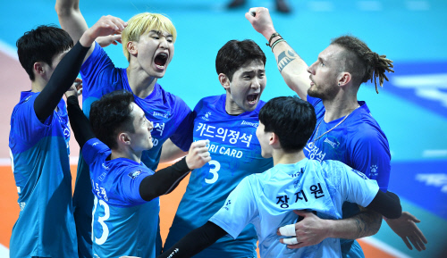 우리카드 '新 삼각편대' 날았다…OK저축은행 풀세트 접전 승[현장리뷰]