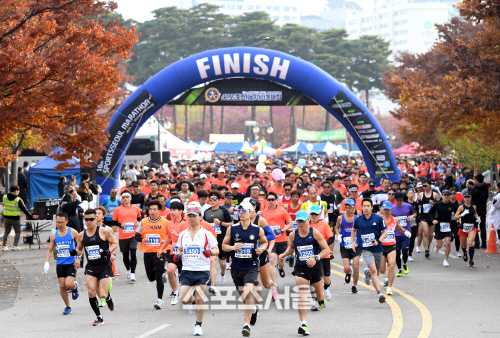 [포토]힘차게 출발하는 제16회 스포츠서울 마라톤