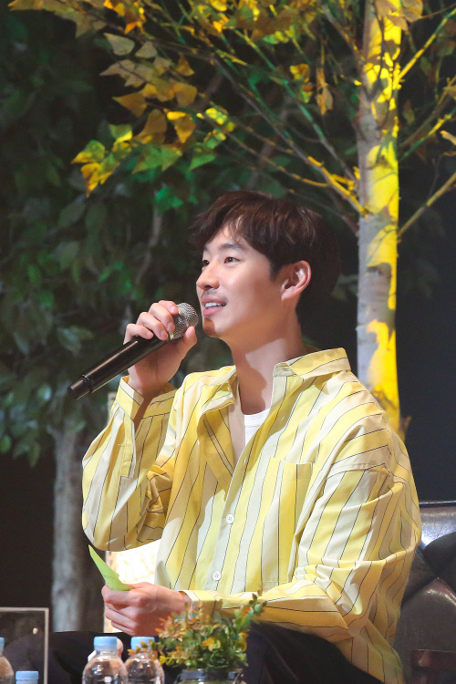 이제훈, 데뷔 12주년 팬미팅 성료...노래·춤 실력도 공개→팬들 매료