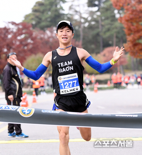 [포토] 양도훈, 스포츠서울 마라톤 하프 코스 우승!