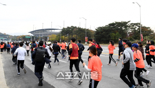 [포토] 스포츠서울 마라톤 \'시원한 바람 가르며\'