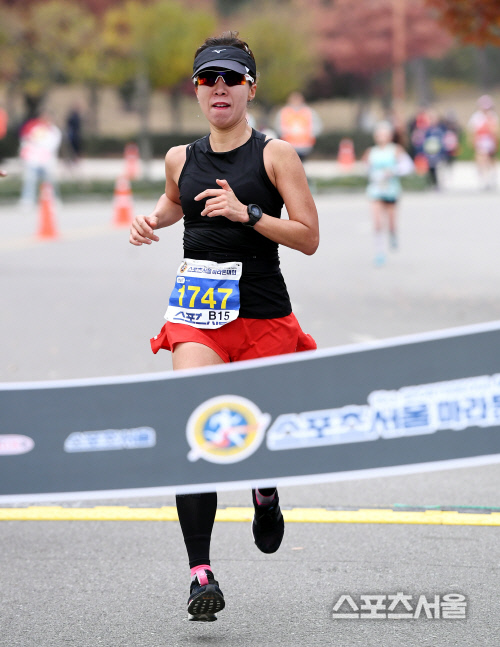 [포토] 이선영, 스포츠서울 마라톤 하프 코스 여자 부문 1위!