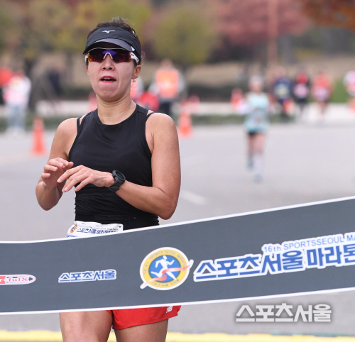 [포토] 이선영, 스포츠서울 마라톤 하프 코스 여자 부문 우승!