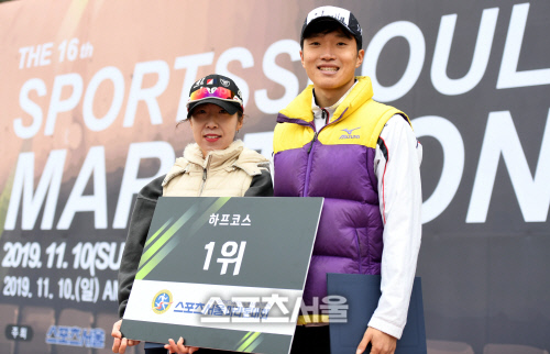 [포토] 스포츠서울 마라톤 하프코스 우승자 양도훈-이선영