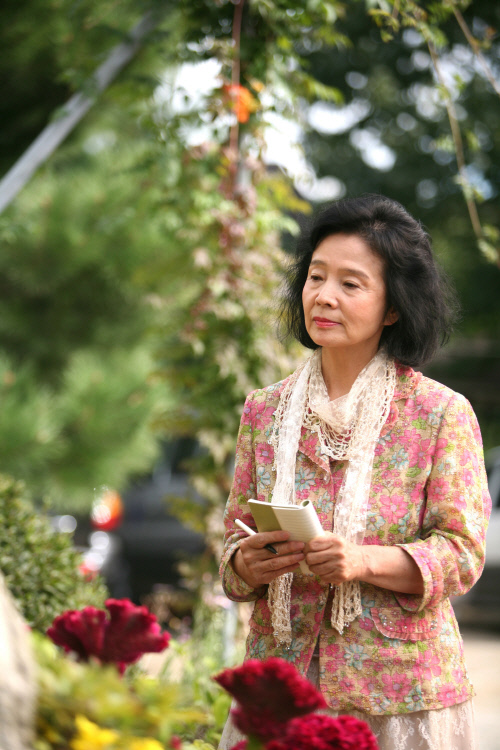 배우 윤정희, 알츠하이머 투병 중...남편 백건우 "딸도 못 알아봐"