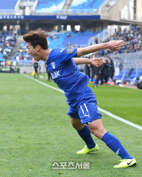 [포토]자신의 골로 착각해 세리머니 하는 김민우
