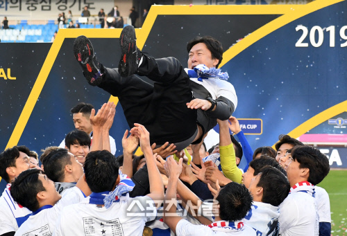 [포토]수원 삼성 이임생 감독, FA컵 우승 헹가래