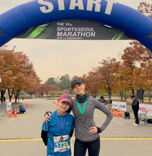 "5년 만의 마라톤" 한혜진, 어머니와 완주 메달 인증샷
