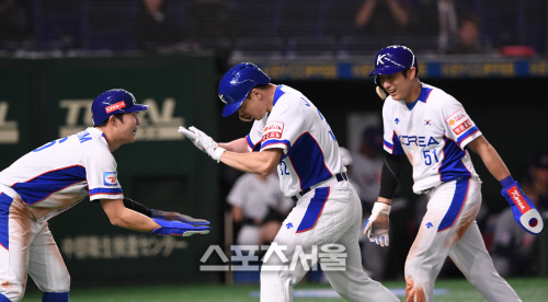 [포토] 김재환, 선제 스리런 홈런의 기쁨!