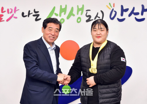 제2의 장미란 선수로 불리는 역도요정 박혜정 선수 금메달 봉납