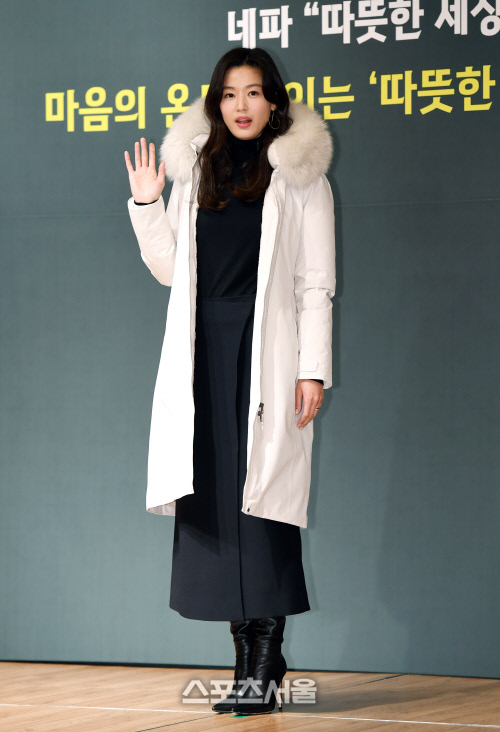 [포토]화이트 롱패딩으로 멋낸 전지현