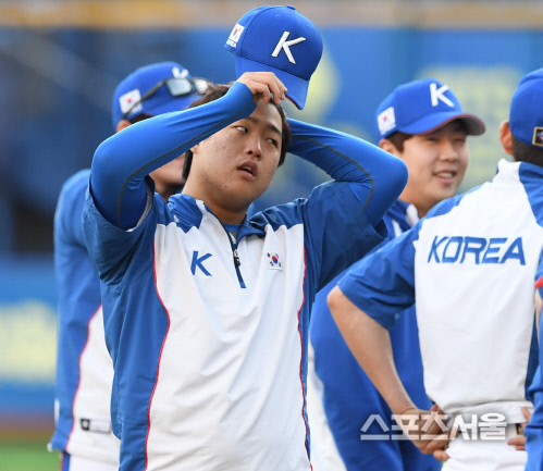 [포토] 강백호, 모자를 고쳐쓰고~