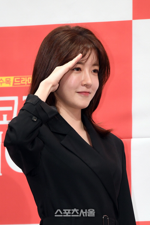 [포토]정인선, 거수 경례로 인사!