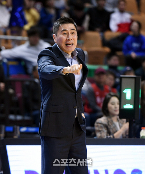 [포토] 이상민 감독 '저기로 줘야지'