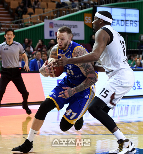 [포토] 미네라스 '과감한 돌파'