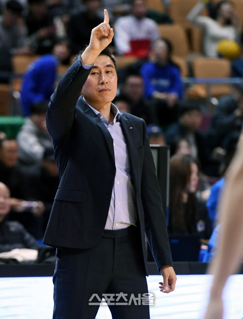 [포토] 이상민 감독 '이번에는 1번 작전이야'