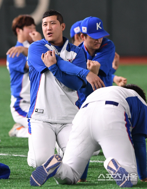 [포토] 황재균, 패배 뒤의 경기가 더 중요해...