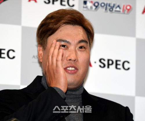 [포토] 류현진, 땀 뻘뻘 흘리며 기자회견
