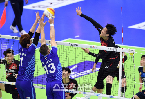[포토]힘차게 스파이크 공격하는 한국전력 구본승