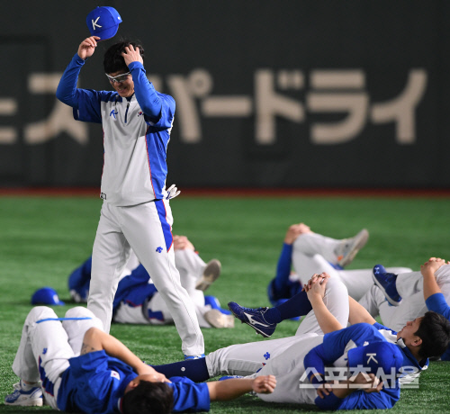 [포토] 김종국 코치, 몸부터 풀자고~