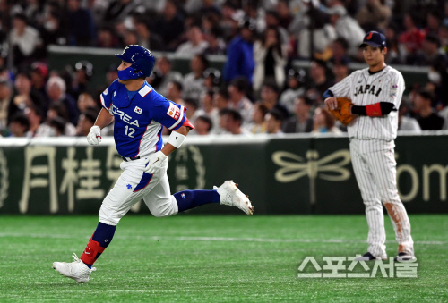 [포토] 황재균, 한일전 3회...동점 솔로 홈런!