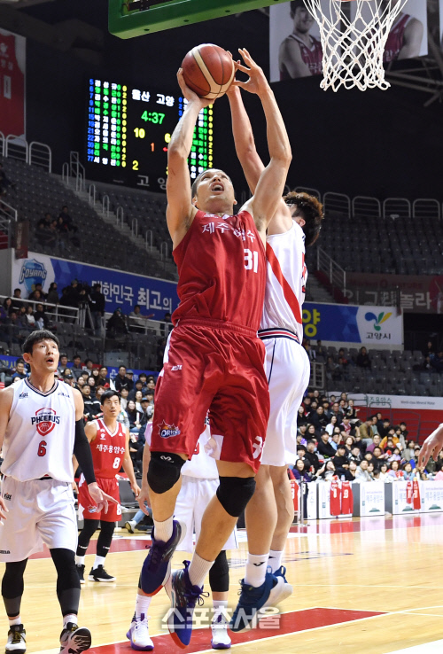 [포토]배수용에게 블록 당한 장재석의 슛