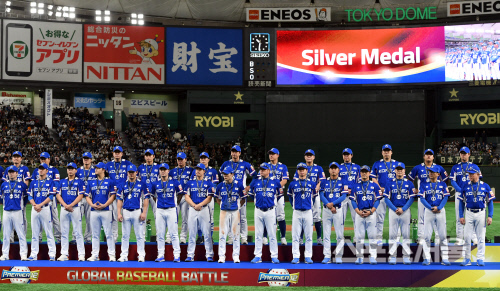 [포토] 야구대표팀, 프리미어 12 준우승으로 은메달...