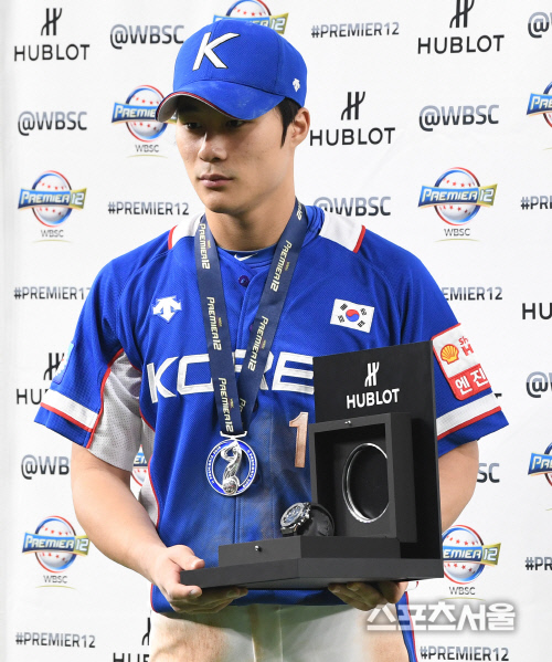 [포토] 김하성, 프리미어 12 스페셜 어워즈 수상...