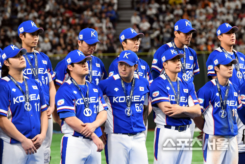 [포토] 야구대표팀, 은메달은 목에 걸었지만...