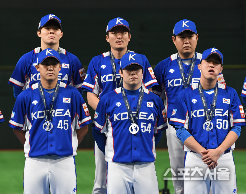 [포토] 양현종, 은메달은 목에 걸었지만...