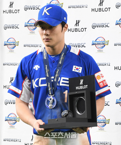 '스페셜 어워즈' 수상 김하성 "올해 잘 기억해 도쿄에서 더 좋은 모습 보일 것"[프리미어12]