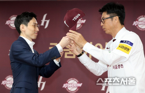 [포토]하송사장으로 부터 모자 받아 쓰는 손혁