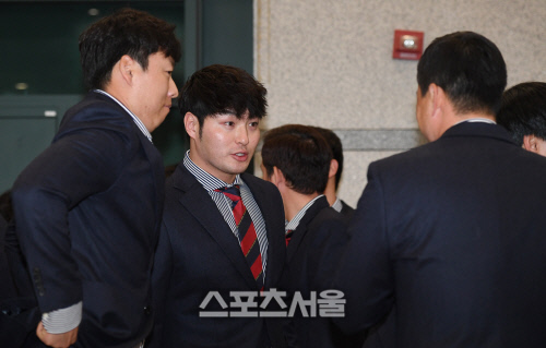 [포토] 황재균과 작별 인사하는 박병호