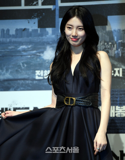 [포토] 수지, 치마 살짝