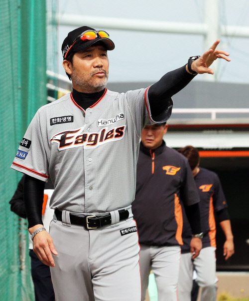 휴식기 들어가는 선수단, 나사 조이는 감독