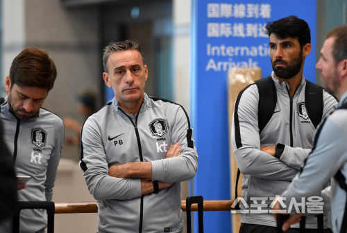 [포토]기자회견 기다리며 생각에 잠긴 벤투 감독