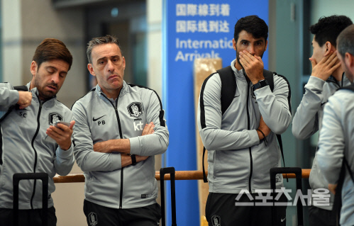 [포토]기자회견 기다리며 생각에 잠긴 벤투 감독