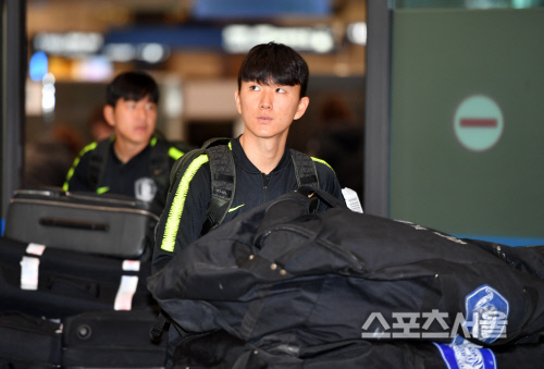 [포토]무표정하게 공항 떠나는 황인범