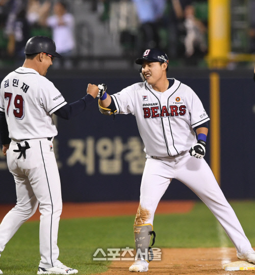 [포토] 두산 김인태, 8회 동점을 만드는...적시 3루타!