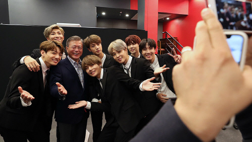 文 대통령 한아세안 회의에서 BTS 아버지 방시혁, 헤이스팅스 넷플릭스 CEO 만난다!