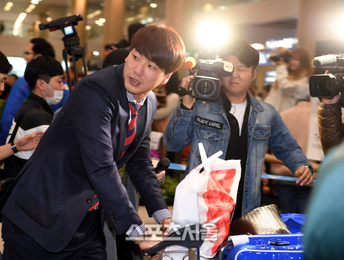 [포토] 김광현 \'쏟아지는 플래시 세례\'