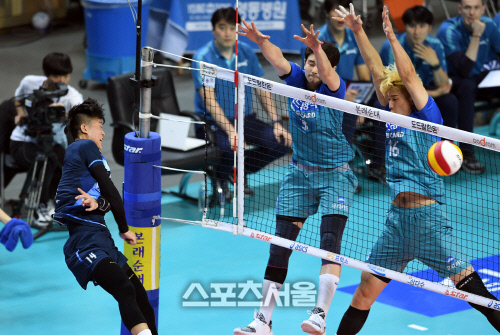 [포토]구본승의 공격을 블로킹 하는 최석기(우리카드-한국전력)