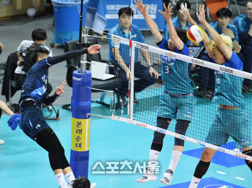 [포토]최석기에게 막힌 구본승의 공격(우리카드-한국전력)