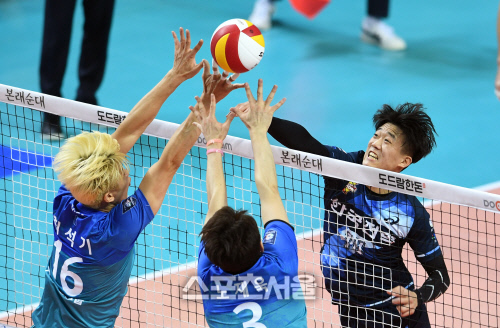 [포토]한국전력 구본승, 내가 더 빨라!