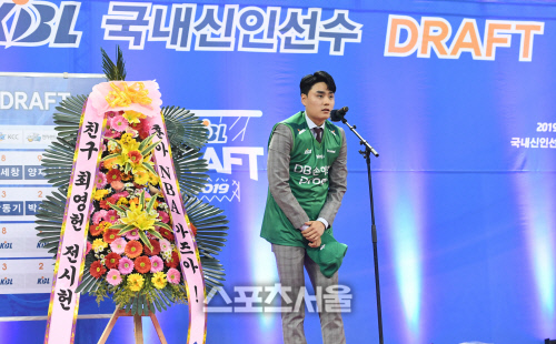 [포토] 일반인 참가자 김훈, 드래프트 지명에 화환 등장?