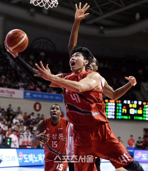 [포토] 오세근 \'막을 수 있겠어?\'